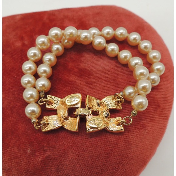 Vintage KJL Double Strand Pearl Bracelet with Goldtone Rhinestone Bow Clasp - Picture 9 of 9
